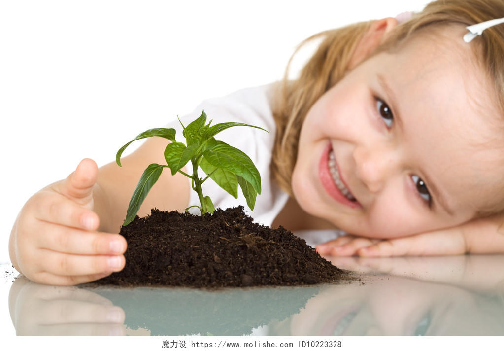 小女孩微笑呵护绿芽萌芽植物土壤幼苗小芽嫩芽幼芽312植树节